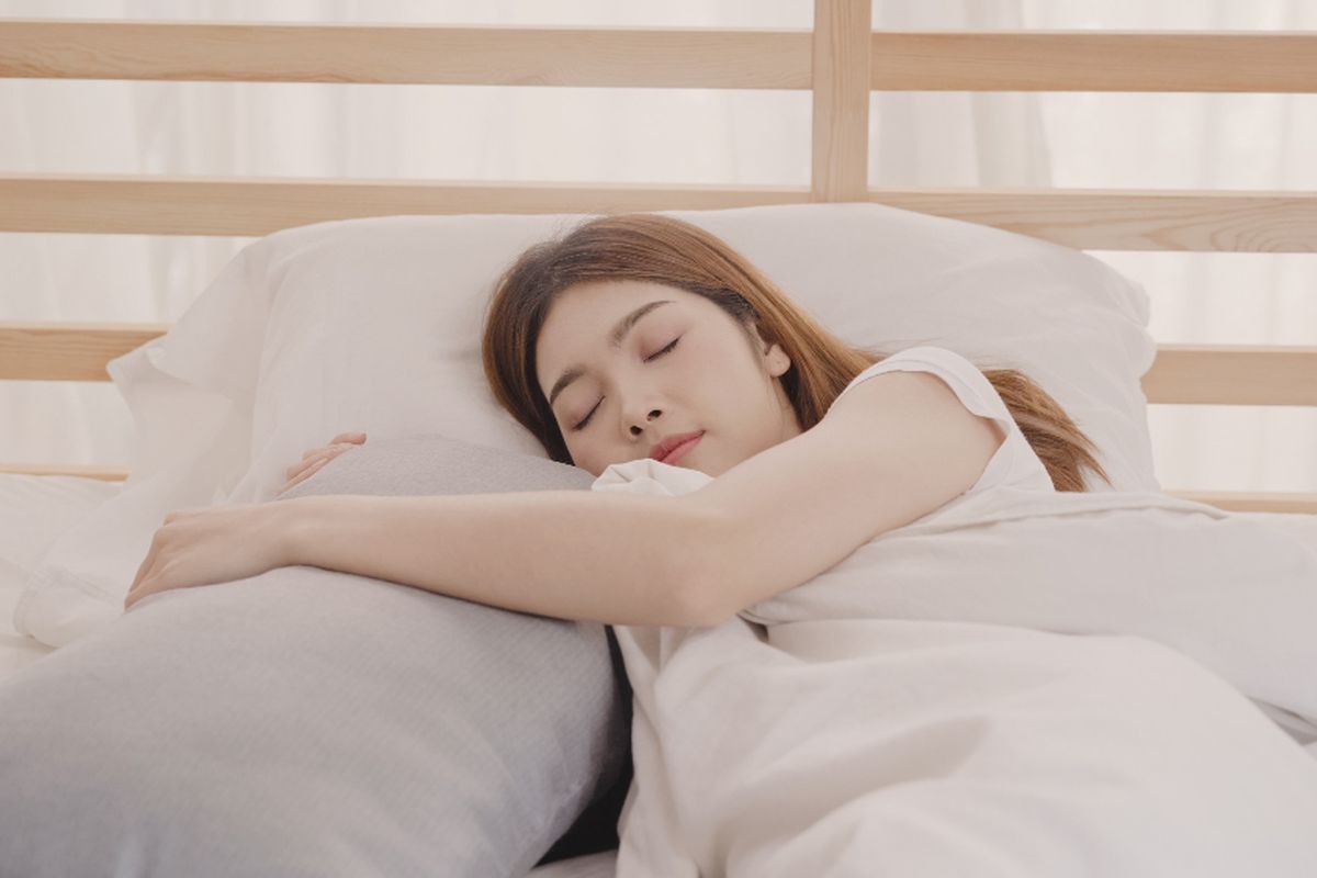tidur, posisi tidur, Posisi Tidur yang Tepat agar Tidak Sakit Badan dan Nyeri, Sudah Tahu?, Posisi tidur telentang menjaga tulang belakang tetap sejajar, Posisi miring yang tepat membantu mengurangi tekanan tubuh, Posisi tidur yang harus dihindari karena memicu nyeri, Peran bantal dan kebiasaan tidur dalam mencegah nyeri