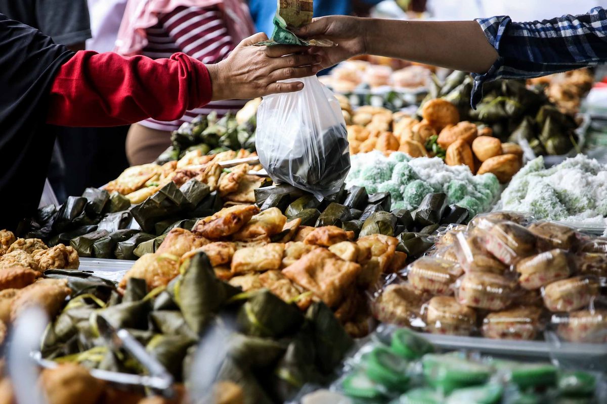 Jakarta, Ramadan, 8 Spot Berburu Takjil Paling Populer di Jakarta, 1. Pasar Bendungan Hilir, Jakarta Pusat, 2. Pasar Santa, Kebayoran Baru, Jakarta Selatan, 3. Masjid Sunda Kelapa, Menteng, Jakarta Pusat, 4. Jalan Panjang, Jakarta Barat, 5. Kawasan Tebet, Jakarta Selatan, 6. Kawasan Condet, Jakarta Timur, 7. Kanal Banjir Timur (KBT), Jakarta Timur, 8. Kota Tua Jakarta, Jakarta Barat