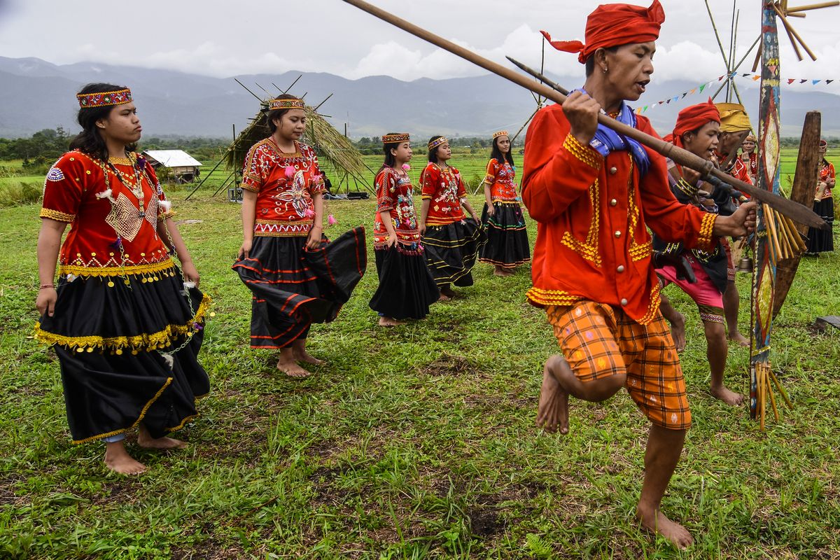 Sulawesi Tengah, suku sulawesi, suku-suku di sulawesi tengah, suku sulawesi tengah, Mengenal Suku-suku di Sulawesi Tengah: Kekayaan Budaya Nusantara yang Tersembunyi, Suku Lauje: Penjaga Tradisi di Tanah Donggala, Suku Lo'on: Semangat Keras di Luwuk Banggai, Suku Lore: Pelestari Hutan di Poso, Suku Mori: Adaptasi di Pesisir dan Pedalaman Poso, Suku Napu: Penutur Bahasa Unik di Poso, Keberagaman Lebih Lanjut: Mozaik Suku di Sulawesi Tengah