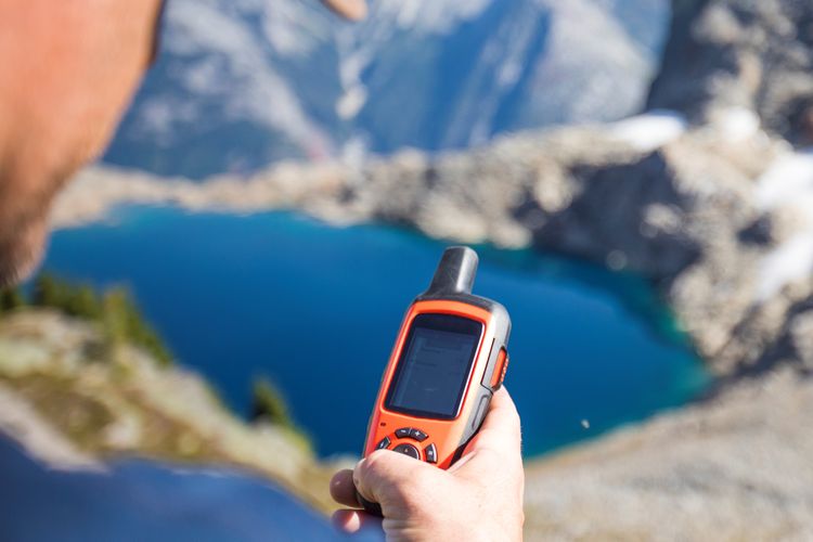 Mendaki gunung, gadget, mendaki gunung, Mendaki Gunung, 8 Gadget Esensial untuk Mendaki Gunung Aman dan Nyaman, 1. Headlamp atau Senter LED, 2. Smartphone dan Powerbank, 3. Jam Tangan Outdoor/Smartwatch GPS, 4. GPS Handheld, 5. Alat Darurat: Peluit dan Emergency Beacon, 6. Kamera Aksi, 7. Solar Charger atau Panel Surya Portable, 8. Radio Komunikasi (HT)
