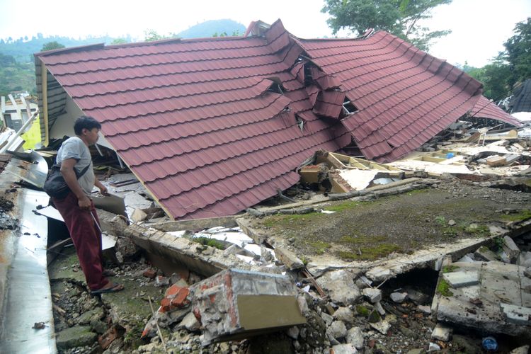 BERITA FOTO: Kerusakan akibat Tanah Bergerak di Tegal, Awal mula pergerakan tanah, Trauma warga, Tinggal di tenda pengungsian, Bangunan roboh, Status tanggap darurat, Rencana lokasi 