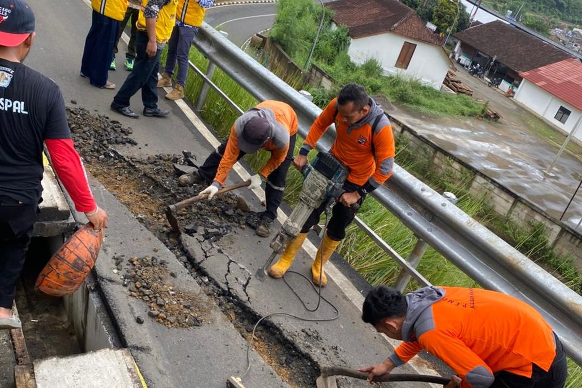 Batutulis, Bogor, longsor, Jalan Khusus Motor di Batutulis Bogor Kembali Ditutup karena Retak