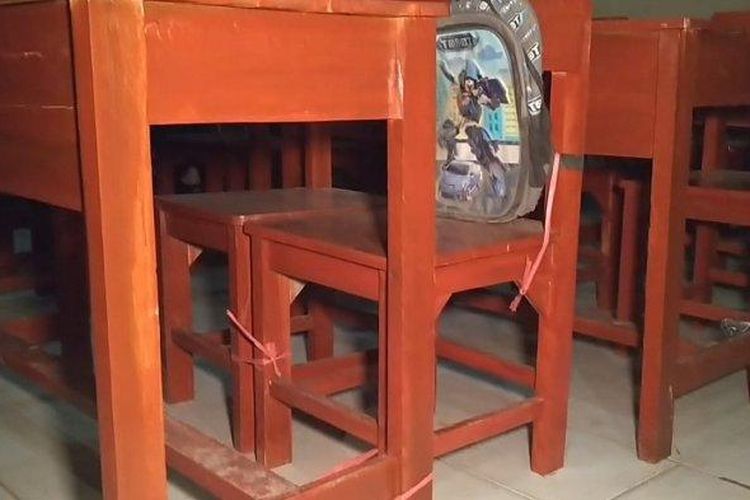 masuk sekolah, Indramayu, hari pertama masuk sekolah, Masuk sekolah, berita Jabar, ibu-ibu berebut bangku di sekolah, Cerita Perjuangan Ibu-ibu di Indramayu di Hari Pertama Sekolah, Berangkat Pagi Demi Dapat Bangku Paling Depan