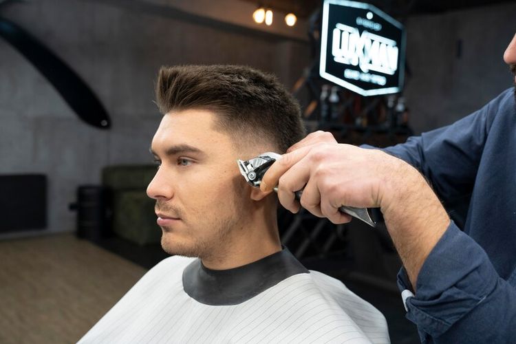 model rambut pria, 55 Model Rambut Pria Terbaru 2026, Bikin Makin Ganteng &amp; Stylish, Tren Model Rambut Pria Terbaru 2026, Model Rambut Pria Pendek yang Praktis &amp; Rapi, Inspirasi Undercut yang Selalu Jadi Favorit, Model Rambut Medium Length untuk Look Dewasa, Model Rambut Pria Keriting yang Tetap Stylish, Model Rambut Pria Anti Mainstream, Cara Memilih Model Rambut Pria Sesuai Bentuk Wajah, Pertanyaan Umum Seputar Model Rambut Pria
