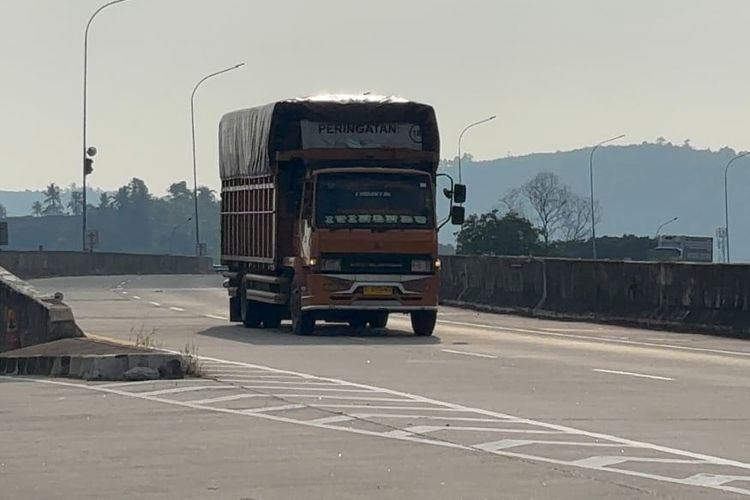 jalan beton, jalan aspal, Awas, Kombinasi Jalan Aspal dan Beton Berbahaya Saat Hujan