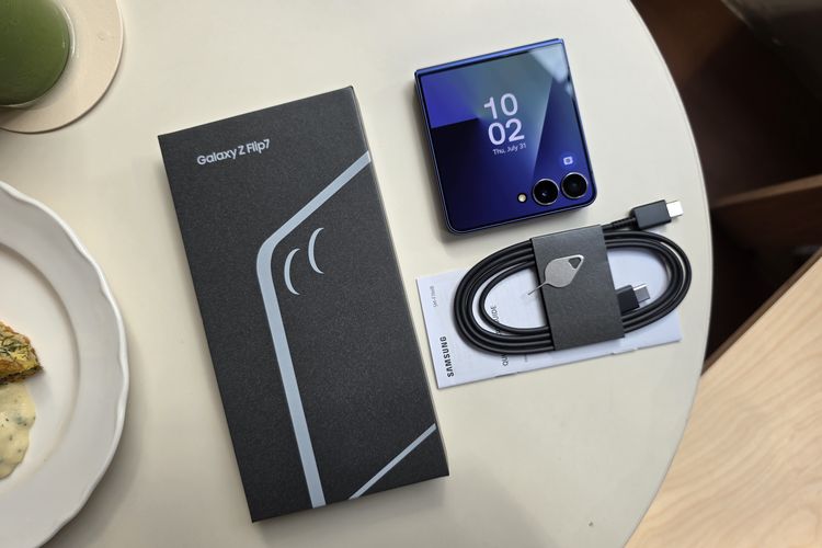 Samsung, Galaxy Z Flip 7, Blue Shadow, Samsung Z Flip 7, Unboxing, unboxing, Exynos 2500, samsung z flip 7, harga samsung z flip 7, unboxing Galaxy Z Flip 7, unboxing Samsung Z Flip 7, Unboxing Samsung Galaxy Z Flip 7 Indonesia, HP Lipat Stylish yang Serba Bisa, Unboxing Galaxy Z Flip 7 versi Indonesia, Cover screen Galaxy Z Flip 7 super besar dan serba bisa, Ringkas dan fleksibel, Harga Samsung Z Flip 7 dan ketersediannya