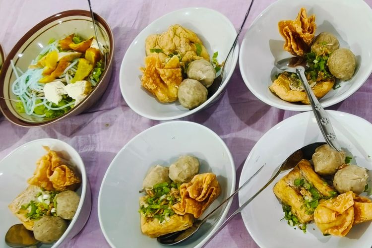 kuliner Indonesia, 10 Makanan Terlezat di Indonesia Versi TasteAtlas, Ada di Sekitar Kita, 1. Pempek (Palembang), 2. Bubur ayam, 3. Rendang (Padang), 4. Sate ayam, 5. Soto betawi, 6. Siomay, 7. Gado-gado, 8. Nasi goreng, 9. Rawon (Jawa Timur), 10. Bakso