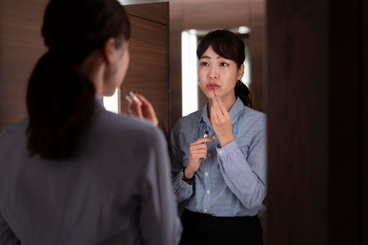 stres, tanda stres, Tanda Stres pada Penampilan, Muncul Jerawat hingga Mata Sembab, 1. Jerawat yang tiba-tiba muncul atau semakin parah, 2. Penyakit kulit seperti eksim dan psoriasis mudah kambuh, 3. Mata sembab dan kantung mata yang lebih menonjol, 4. Lingkaran hitam di bawah mata, 5. Tekstur kulit terasa lebih kasar dan tidak rata, 6. Rambut rontok atau menipis, 7. Kulit menjadi lebih sensitif dari biasanya