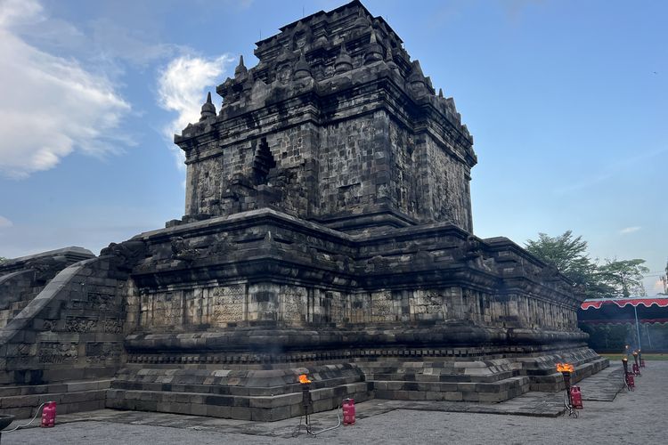 Jadwal Waisak Nasional, Jadwal Waisak Nasional 2025, waisak nasional 2025, jadwal waisak nasional, Jadwal Waisak Nasional 12 Mei 2025, Ada Kirab hingga Pelepasan Lampion, 1. Candi Mendut (12.00 – 14.00 WIB), 2. Prosesi Kirab Waisak: Candi Mendut menuju Candi Borobudur (14.00 – 16.00 WIB), 3. Pelataran Kenari, Zona 1 – Candi Borobudur (16.30 WIB – Selesai), 4. Taman Lumbini, Zona 2 – Candi Borobudur (16.30 WIB – Selesai), 5. Lapangan Marga Utama – Candi Borobudur