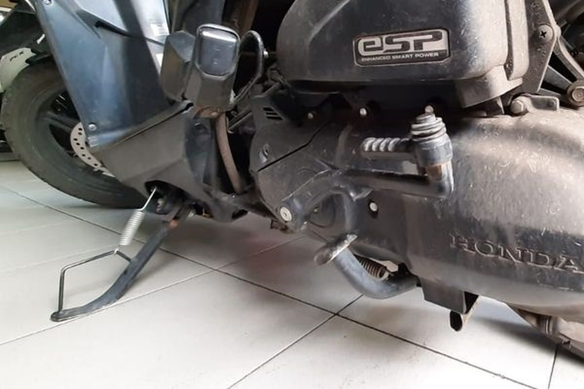 motor matik, standar samping, prosedur operasional, kerusakan aki, Cara Benar Mematikan Motor Matik agar Awet