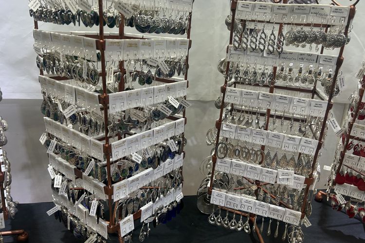 Inacraft, Inacraft 2025, pameran inacraft, pameran inacraft 2025, belanja di inacraft, Bawa Rp 300.000 Belanja di Inacraft 2025, Dapat Apa Saja?, 1. Blouse batik, 2. Aksesori kuningan etnik, 3. Kerajinan rajut , 4. Baju batik anak, 5. Perhiasan silver, 6. Bucket hat ecoprint 