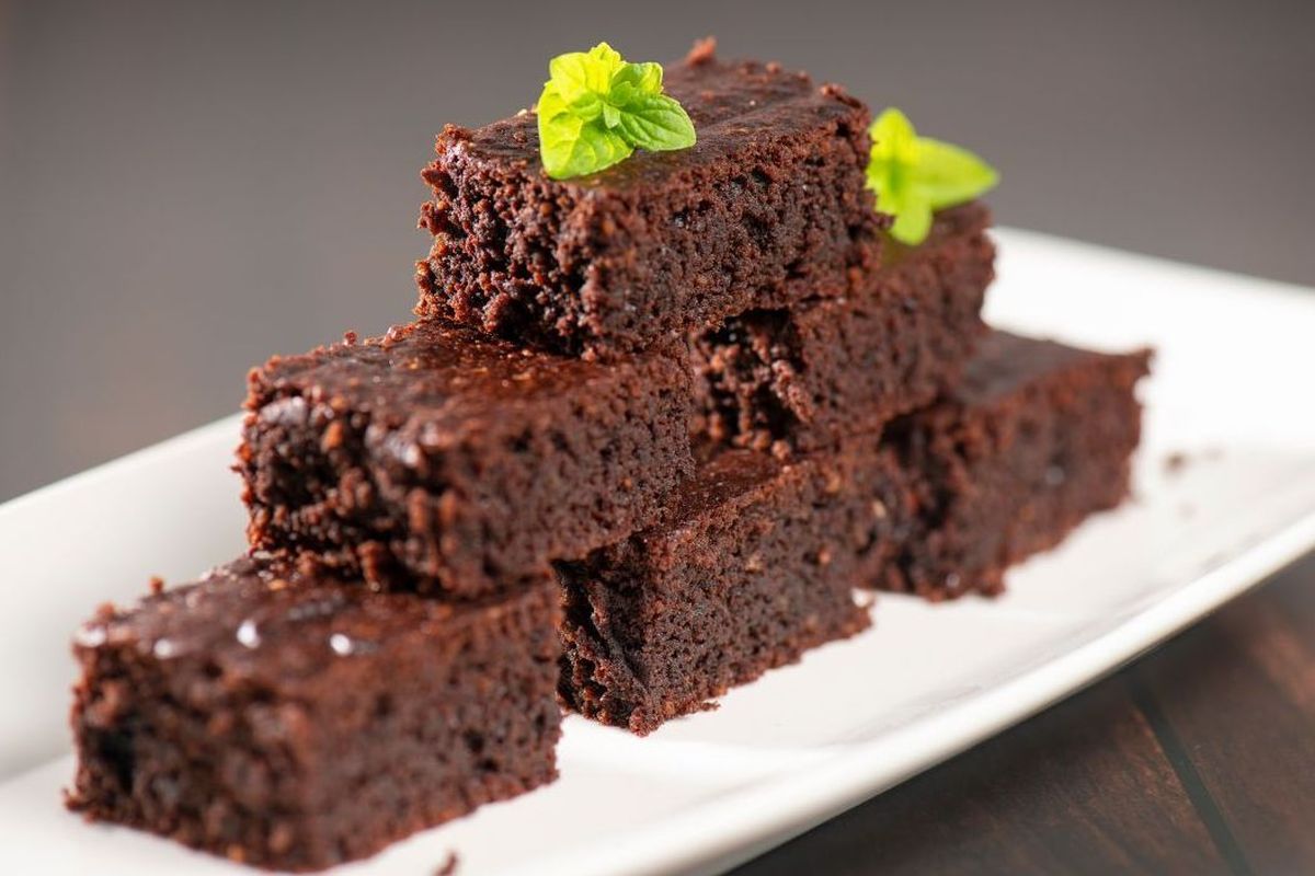 resep, Resep Brownies Kukus Cokelat yang Lembut dan Nyoklat Banget, Bahan Utama:, Bahan Kering (Ayak Jadi Satu):, Bahan Cokelat Cair:, 1. Cairkan Cokelat, 2. Kocok Adonan Telur, 3. Masukkan Bahan Kering, 4. Tambahkan Lelehan Cokelat, 5. Proses Pengukusan