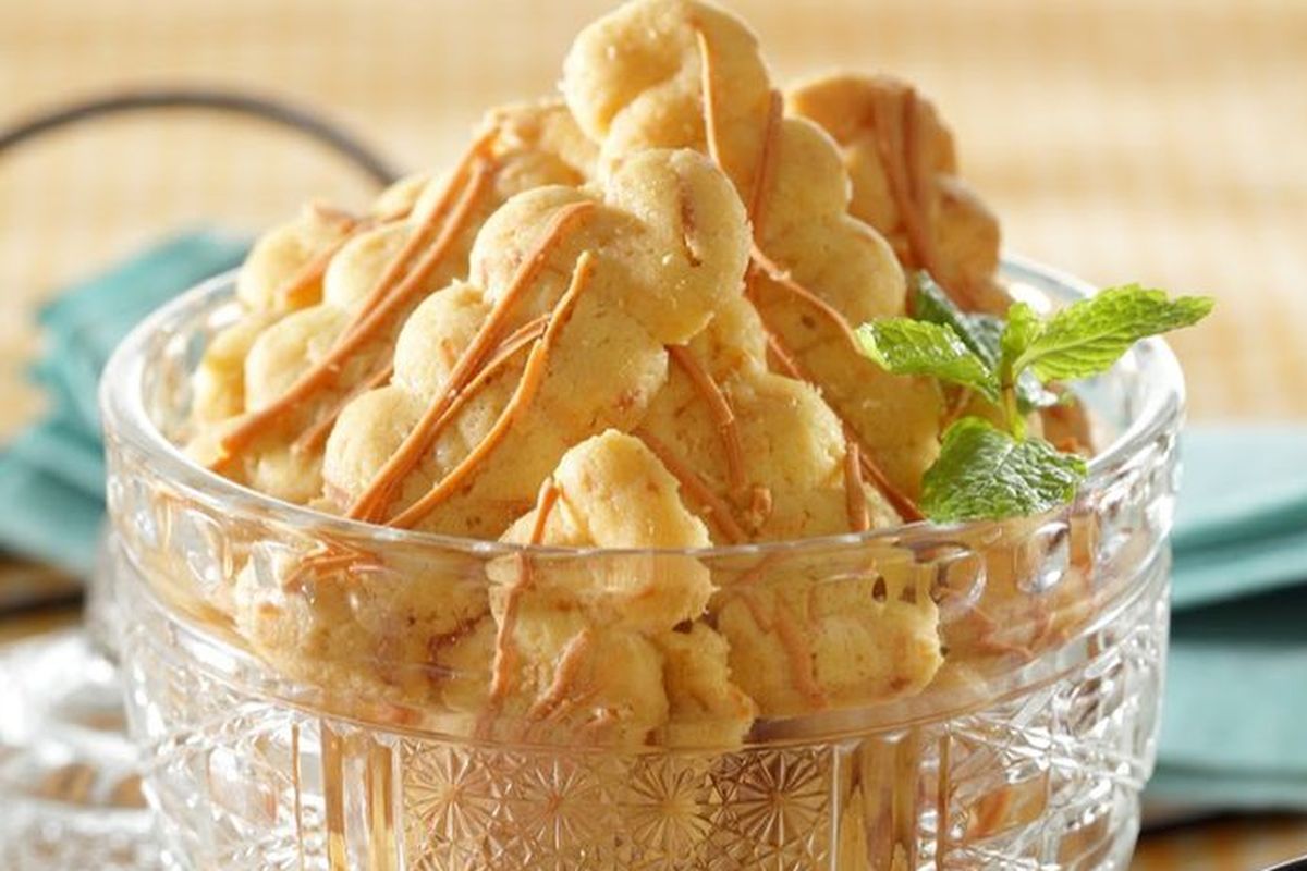 kue kering, kue Lebaran, melempem, 6 Tips agar Kue Kering Lebaran Tidak Melempem dan Berjamur, 1. Biarkan hingga suhu ruang saat baru matang, 2. Simpan di wadah kedap udara, 3. Pilih tempat penyimpanan yang tepat, 4. Tambahkan silica gel food grade, 5. Pisahkan kue kering dan kue lembut, 6. Simpan dalam freezer untuk penyimpanan jangka panjang