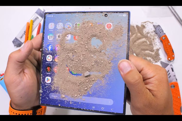 Samsung, Galaxy Z Fold 7, JerryRigEverything, uji ketahanan, Samsung Z Fold 7, Uji ketahanan, jerryrigeverything, Samsung Galaxy Z Fold 7, samsung z fold 7, Samsung Galaxy Z Fold 7 Bikin Perusak Gadget Capek Sendiri, Sulit Rusak meski Dibakar dan Digores