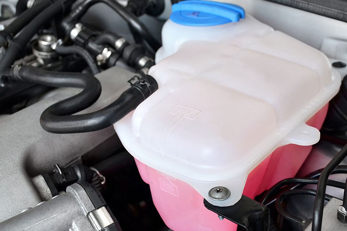 air radiator, Periksa Air Radiator Sebelum Perjalanan Jauh, Cegah Mobil Overheat