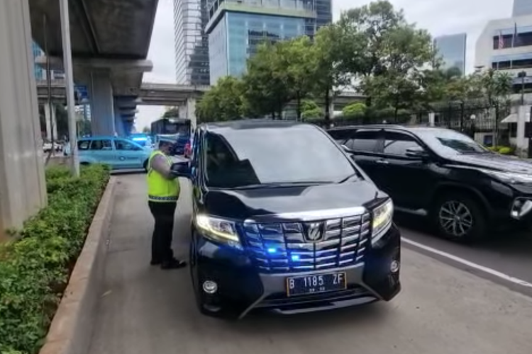 rotator, mobil, sirine, Strobo, mobil ambulans, Biar Tidak Bias, Ini Perbedaan Strobo, Rotator, dan Sirine
