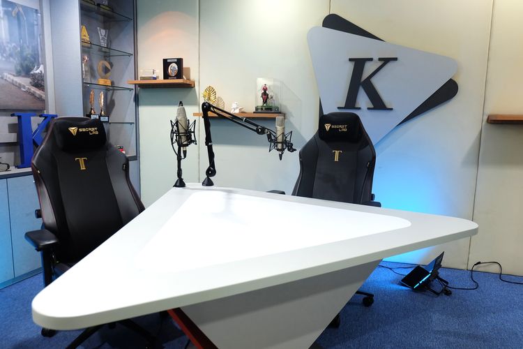 nyeri punggung, low back pain, Work from Home, kursi ergonomis, work from home, kursi gaming, lumbar pillow, Secretlab, Secretlab TITAN Evo, Duduk Seharian Saat WFH? Ini Cara Melindungi Punggung dari Risiko Low Back Pain