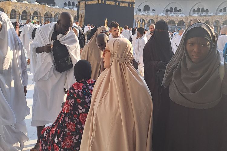 umrah mandiri tanpa travel, Umrah Mandiri, umrah mandiri biaya, umrah mandiri habis berapa, bagaimana menyiapkan umrah mandiri, hal yang perlu dipersiapkan sebelum umrah mandiri, yang perlu disiapkan sebelum umrah mandiri, 5 Hal yang Perlu Disiapkan Sebelum Umrah Mandiri, 1. Pastikan waktu persiapan cukup panjang, 2. Siapkan itinerary dan koordinasi dengan rekan perjalanan, 3. Hitung dan alokasikan biaya dengan bijak, 4. Siapkan mental dan fisik, 5. Urus visa lewat pihak terpercaya