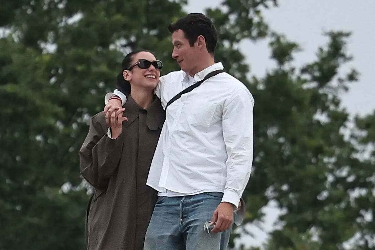 Callum Turner, pernikahan, Dua Lipa, gaya khas Dua Lipa, Usai Menikah, Dua Lipa Pilih Tampil Santai dengan Jeans Putih dan Sepatu UGG, Tampil santai dengan trench coat hijau sage, Callum Turner pilih gaya kasual sporty, Dari pernikahan elegan ke kehidupan sehari-hari, Dikenal menjaga kehidupan pribadi