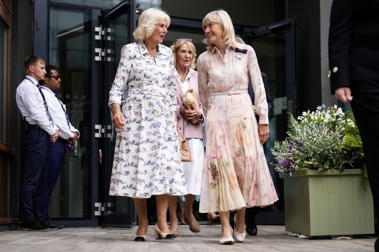 Camilla, Wimbledon 2025, Raja Charles III, Camilla Parker Bowles, raja charles iii, queen consort camilla, wimbledon 2025, gaya Camilla di Wimbledon 2025, gaya camilla, Queen Camilla Pakai Gaun Motif Satwa Saat Wimbledon 2025