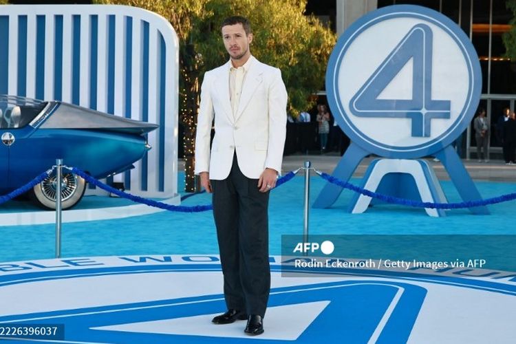 Fantastic Four, Vanessa Kirby, Pedro Pascal, fantastic four 2025, vanessa kirby, fantastic four first steps, Premiere Fantastic Four First Steps, gaya selebritis di premiere Fantastic Four First Steps, Vanessa Kirby hingga Pedro Pascal, Intip Gaya Selebritis di Premiere Fantastic Four: First Steps , 1. Julia Garner dalam gaun Gucci , 2. Joseph Quinn dalam busana monokrom , 3. Vanessa Kirby gaun transparan biru, 4. Pedro Pascal dalam jas putih, 5. Lux Pascal pakai gaun arsip Gianfranco Ferré , 6. Ebon Moss-Bachrach tampil klasik