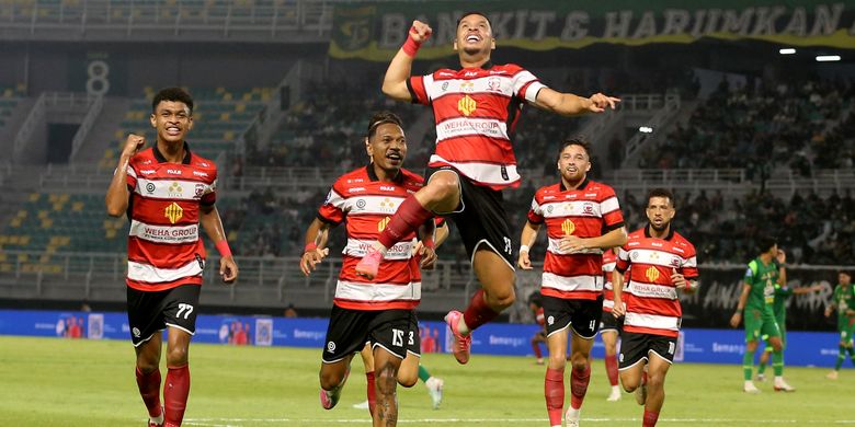 Super League, Persib Bandung, Borneo FC, PSM Makassar, Federico Barba, Luciano Guaycochea, Persijap Jepara, Madura United, Persis Solo, Jadwal Super League 2025-2026, Persaingan Puncak dan Papan Bawah Klasemen