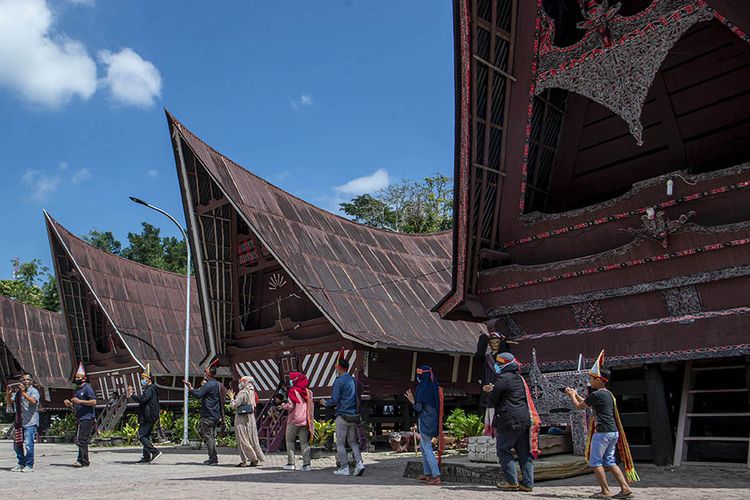 tempat wisata sekitar Danau Toba, 8 Wisata Alam Sekitar Danau Toba, Cocok Untuk Healing, 1. Air Terjun Situmurun, 2. Bukit Holbung, 3. Menara Pandang Tele, 4. Bukit Gibeon, 5. Bukit Indah Simarjarunjung, 6. Air Terjun Efrata, 7. Taman Eden 100, 8. Desa Wisata Tomok