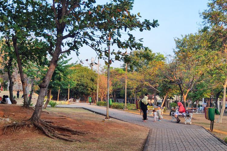 Berada 20 Menit di Taman Punya Efek Rileks Setara Mendaki Gunung, 1. Efek instan 20 menit untuk tubuh yang lebih tenang, 2. Alam sebagai "pengatur ulang" sistem imun dan hormon, 3. Menghirup ketenangan dari wangi pepohonan, 4. Probiotik gratis dari bakteri baik di tanah dan tanaman
