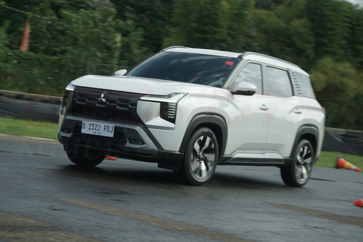 Mitsubishi Destinator, fitur mitsubishi destinator, Fitur Mitsubishi Destinator saat hujan, Fitur Ini Berguna buat Pengemudi Destinator Saat Kondisi Hujan, Visibilitas baik, Wiper Otomatis, Defogger, Drive Mode Wet, Drive Mode Mud, Active Yaw Control (AYC)