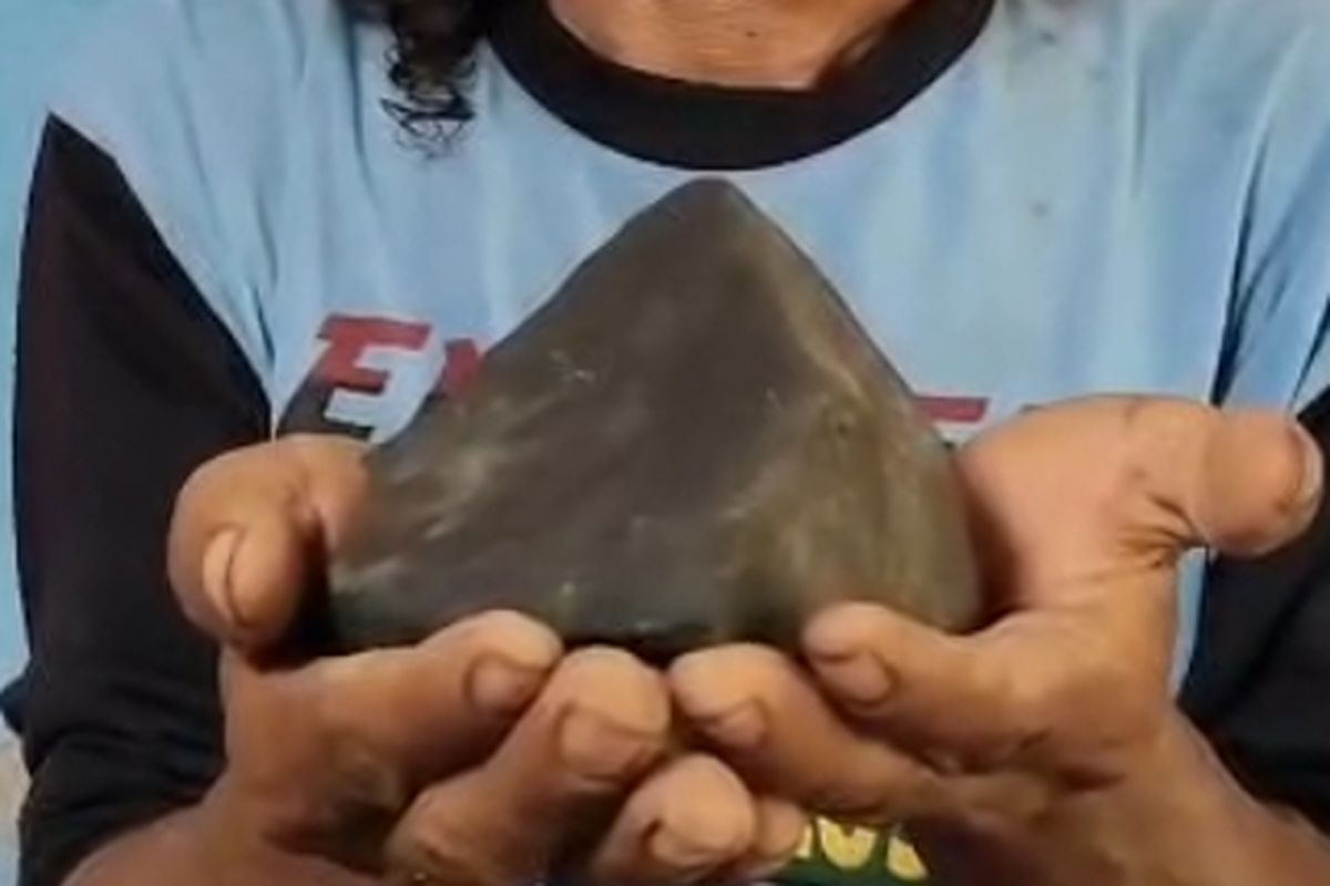 Tegal, penemuan batu meteor, batu meteorit, meteor, meteorit tegal, meteor jatuh laut jawa, penemuan batu metorit, Bola Api di Langit Tegal, Bocah SD Temukan Batu Hitam Diduga Meteorit