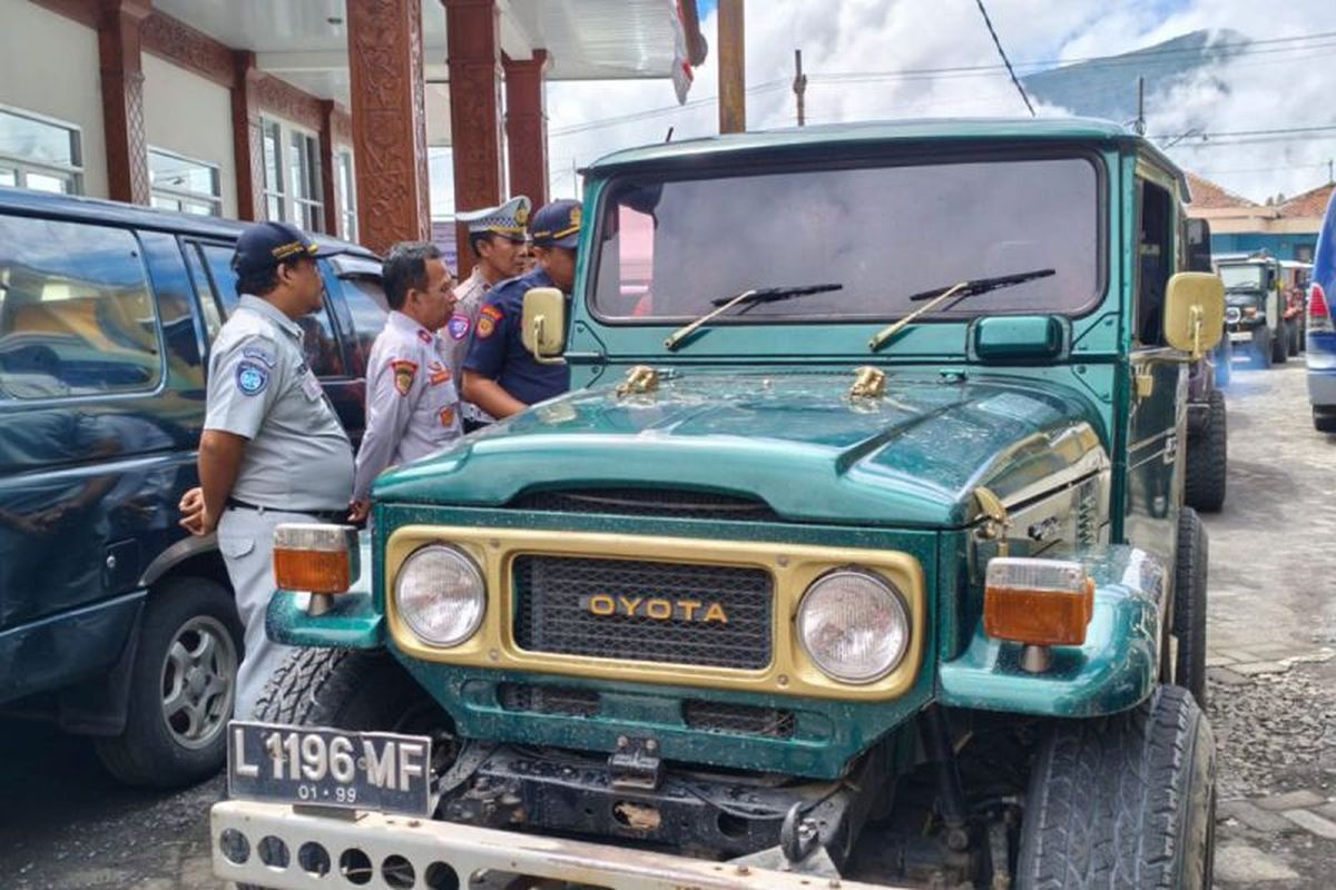 Jawa Timur, gunung bromo, ramp check, Dishub, jip wisata, laik, Tidak Laik Jalan, 67 Jip Wisata di Gunung Bromo Dinyatakan Tidak Laik Jalan, Dishub Sarankan Ini, Ramp Check untuk Menjamin Keselamatan Wisatawan, Puluhan Jip Belum Laik Jalan, Pemeriksaan Dilakukan Berkala, Pengemudi Merasa Terbantu