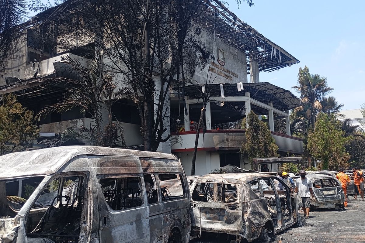 Makassar, Wali Kota Makassar, DPRD Makassar, demo Makassar, demo makassar memanas, demo makassar ricuh, dprd makassar dibakar, kantor dprd makassar, Wali Kota Makassar Dievakuasi dengan Motor Saat Demo di DPRD Memanas