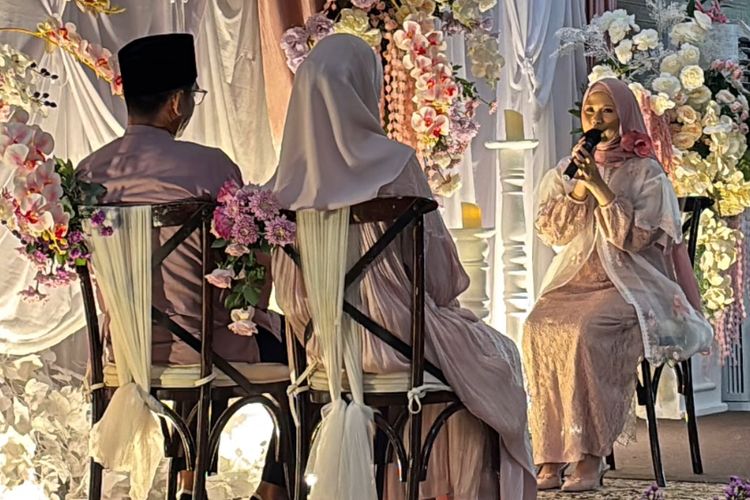 nadin amizah saat pengajian pranikah, nadin amizah akan menikah, 5 Outfit Nadin Amizah Saat Pengajian Jelang Pernikahan, Nuansa Floral, Nuansa dusty pink, Outer transparan detail floral, Hijab satin pastel dengan bros bunga, Heels berwarna senada, Sentuhan riasan natural
