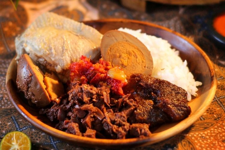 gudeg, Cara Memilih, Menyimpan, dan Menikmati Gudeg oleh-oleh dari Yogyakarta, Dua jenis gudeg: Basah dan kering, Cara menyimpan gudeg agar tahan lama, Cara menghangatkan gudeg yang benar, Cara paling enak makan gudeg