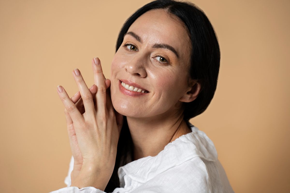makeup, 11 Tips Makeup untuk Kulit 40 Tahunan agar Wajah Tampak Segar, 1. Prioritaskan hidrasi sebelum menggunakan makeup, 2. Gunakan foundation ringan dan melembabkan, 3. Aplikasikan blush di bagian atas tulang pipi, 4. Isi alis sedikit demi sedikit, 5. Gunakan eyeshadow untuk membuka area mata, 6. Hindari lipstik matte yang terlalu kering, 7. Jangan meninggalkan eyeliner, 8. Gunakan kuas lembut untuk foundation, 9. Pilih produk cream atau liquid, 10. Perhatikan formula produk makeup, 11. Gunakan concealer untuk menyamarkan kemerahan