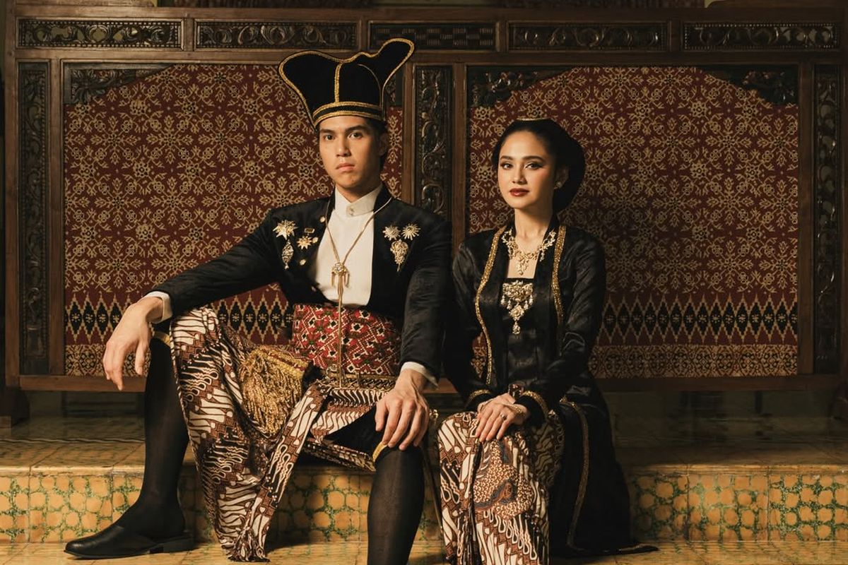 Syifa Hadju, 9 Gaya Prewedding Syifa Hadju–El Rumi, Elegan dalam Nuansa Royal Jawa, 1. Kebaya gelap dengan siluet klasik, 2. Beskap Hitam yang Tegas dan Maskulin, 3. Sanggul Rapi dengan Sentuhan Tradisional, 4. Makeup Semi Bold, 5. Aksesori Emas yang Mewah, 6. Material Beludru yang Berkelas, 7. Palet Warna Bold dan Hangat, 8. Detail Kancing dan Bros Klasik, 9. Potret Bersama Abdi Dalem yang Menguatkan Nuansa Keraton