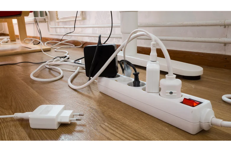 Charger, listrik, korsleting, stop kontak, adapter charger, Jangan Malas Cabut Charger dari Stop Kontak, Ini Risikonya