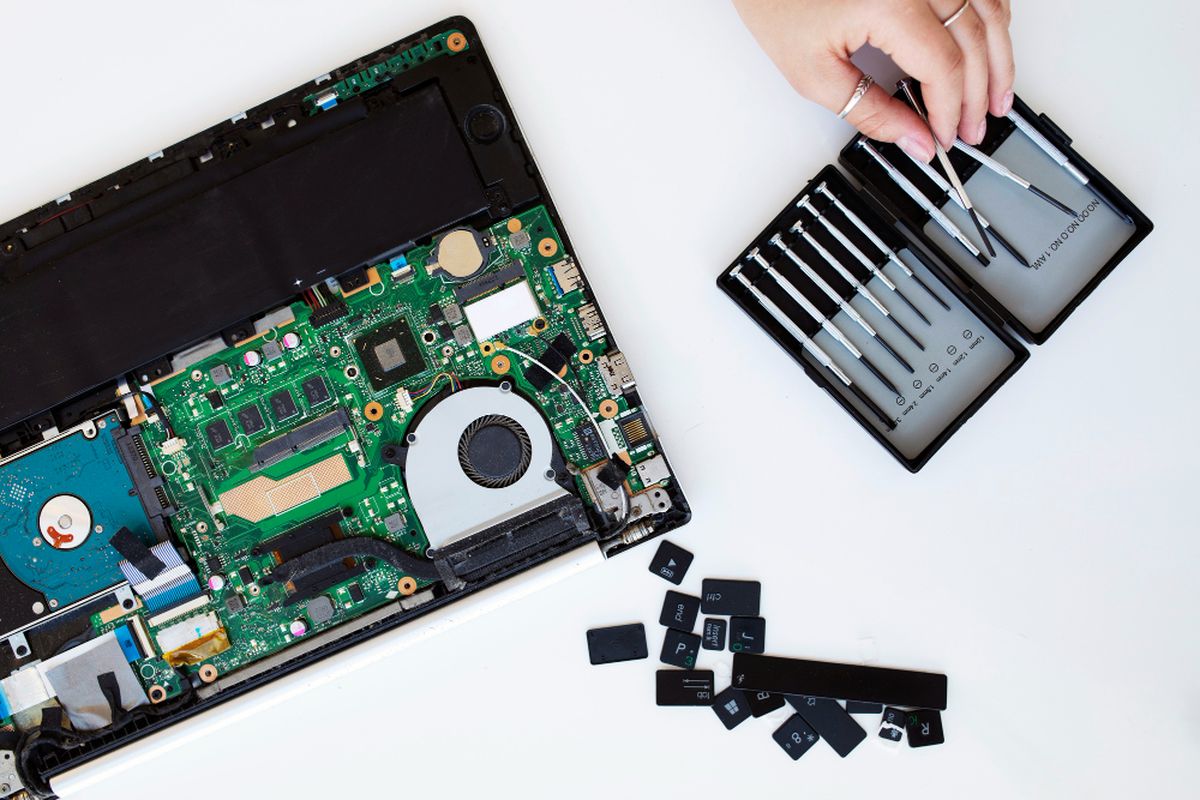 cara mengatasi laptop lemot, apa yang harus dilakukan jika laptop lemot, kenapa laptop lemot, penyebab laptop lemot, cara agar laptop tidak lemot, Trik agar Laptop Lama yang Lemot Bisa Dipakai Kembali, Lebih Hemat, 1. Gangguan pada sistem perangkat lunak, 2. Perangkat lunak sudah usang, 3. Terdapat virus, 4. Terlalu banyak memuat aplikasi, 5. RAM dan memori penuh, 6. Terkena paparan panas berlebih, 7. Perangkat keras membutuhkan perawatan, 1. Restart laptop, 2. Hapus cache laptop, 3. Lakukan pemindaian virus, 4. Update perangkat lunak laptop, 5. Tutup aplikasi yang tidak terpakai, 6. Tutup tab dan window di browser yang tak terpakai, 7. Matikan fitur muat otomatis pada beberapa aplikasi, 8. Factory reset laptop, 9. Hindarkan dari paparan suhu panas, 10. Hapus aplikasi yang tidak digunakan lagi, 11. Hapus file yang sudah tidak digunakan, 12. Upgrade RAM, 13. Upgrade Hard Drive, 14. Bersihkan kipas laptop, 15. Ganti thermal pasta di CPU laptop dengan yang baru