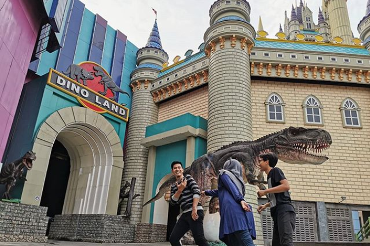 tempat wisata surabaya, wisata hits surabaya, wisata malam surabaya, liburan di surabaya, 10 Wisata di Surabaya yang Lagi Hits, Ada yang Bebas Tiket Masuk!, 1. Taman Mozaik, 2. Wisata Air Kalimas, 3. Atlantis Land Surabaya, 4. Hutan Kota Pakal, 5. Taman Cahaya, 6. Pantai Ria Kenjeran, 7. Kenjeran Park, 8. Pagoda Tian Ti, 9. Jalan Tunjungan, 10. Taman Bungkul