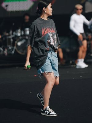 Agnez Mo, gaya Agnez Mo, Gaya Agnez Mo, Agnes Monica, gaya agnez mo, agnez mo fashion, fashion agnez mo, Inspirasi Gaya Agnez Mo yang Kasual dan Keren, Tak Ragu Tampil Beda, 1. Semi-formal dengan kemeja, 2. Printed t-shirt, 3. Ripped shorts dan t-shirt, 4. Hoodie dan shorts