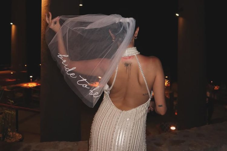 Selena Gomez, Benny Blanco, bachelorette party, selena gomez bachelorette party, dress selena gomez, busana selena gomez, outfit selena gomez, Gaya Selena Gomez di Bachelorette Party Jelang Nikah dengan Benny Blanco