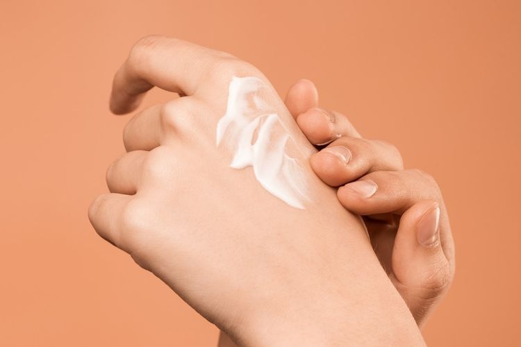 skincare, Sheet mask, Dokter Kulit Sebut 5 Produk Skincare Ini Cuma Buang Uang, Masih Banyak yang Pakai, 1. Sheet mask dengan bahan aktif, 2. Tisu pembersih makeup, 3. Scrub wajah berbutir kasar, 4. Krim yang mengklaim mengandung kolagen, 5. Produk yang menjanjikan hasil instan