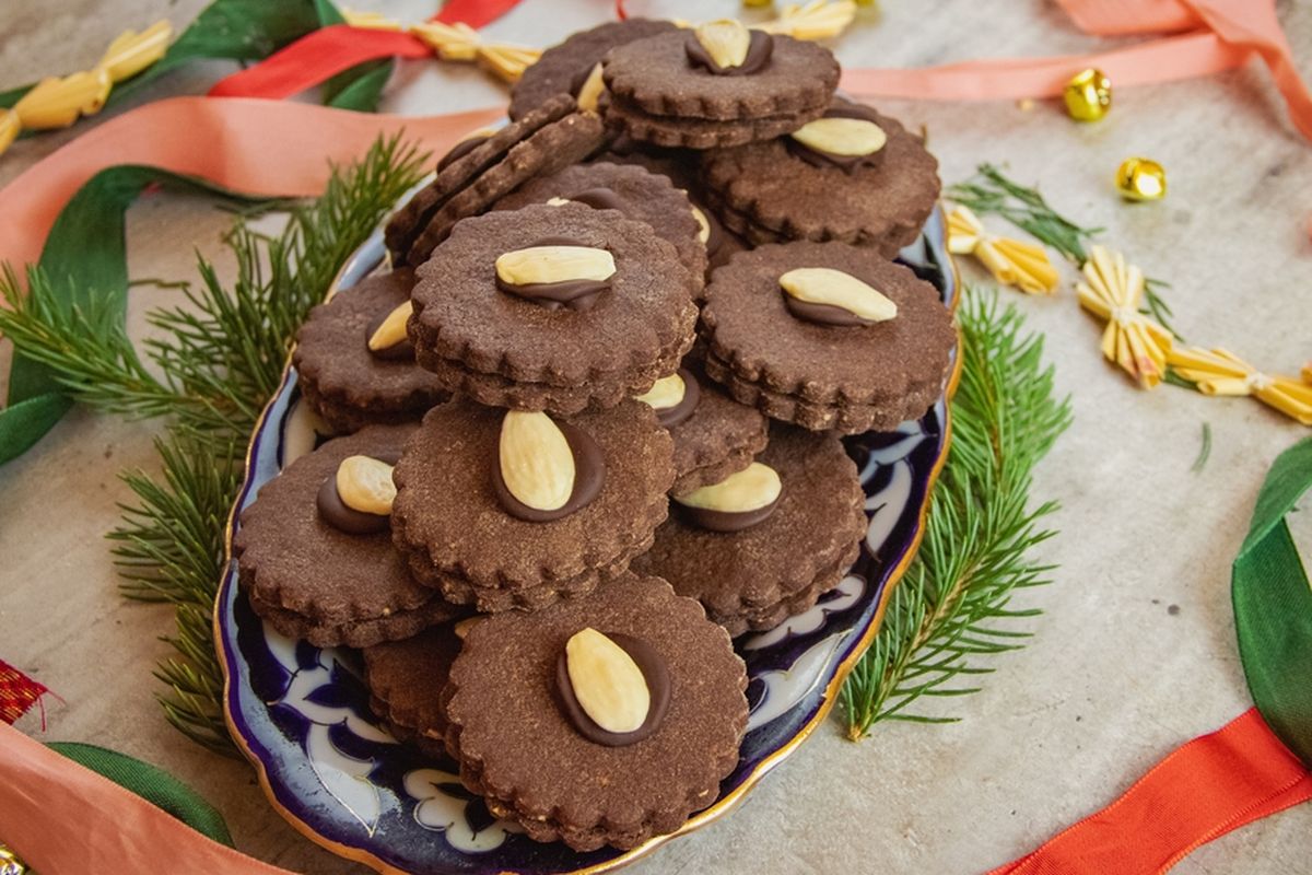 kue Natal, Cara Membekukan Kue Natal Agar Tetap Nikmat Meski Musim Liburan Usai, Pastikan kue benar-benar dingin sebelum dibekukan, Tidak semua jenis kue cocok dibekukan, Adonan kue juga bisa dibekukan, Panggang sekarang, hias nanti, Cara mencairkan kue beku dengan benar