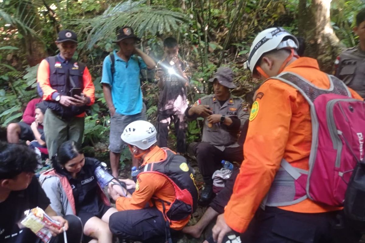 Gunung Bawang, gunung bawang berapa mdpl, gunung bawang kalbar, pendaki Gunung Bawang tersambar petir, Mengenal Gunung Bawang di Kalbar, Lokasi Tragedi Sambaran Petir yang Tewaskan Satu Pendaki.
