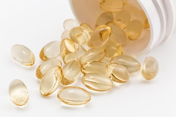 12 Penyebab Rambut Rontok yang Tak Terduga, Termasuk Kelebihan Vitamin, 1. Kurangnya asupan vitamin, 2. Konsumsi vitamin A yang berlebihan, 3. Gemar mengonsumsi minuman bersoda dan manis, 4. Prosedur suntik filler wajah, 5. Tekanan mental maupun fisik, 6. Efek samping dari obat-obatan, 7. Model rambut tertentu, 8. Produk sampo kering dan perawatan kimia, 9. Keracunan logam berat, 10. Pengaruh perubahan musim, 11. Gangguan sistem imun (autoimun), 12. Fluktuasi hormon