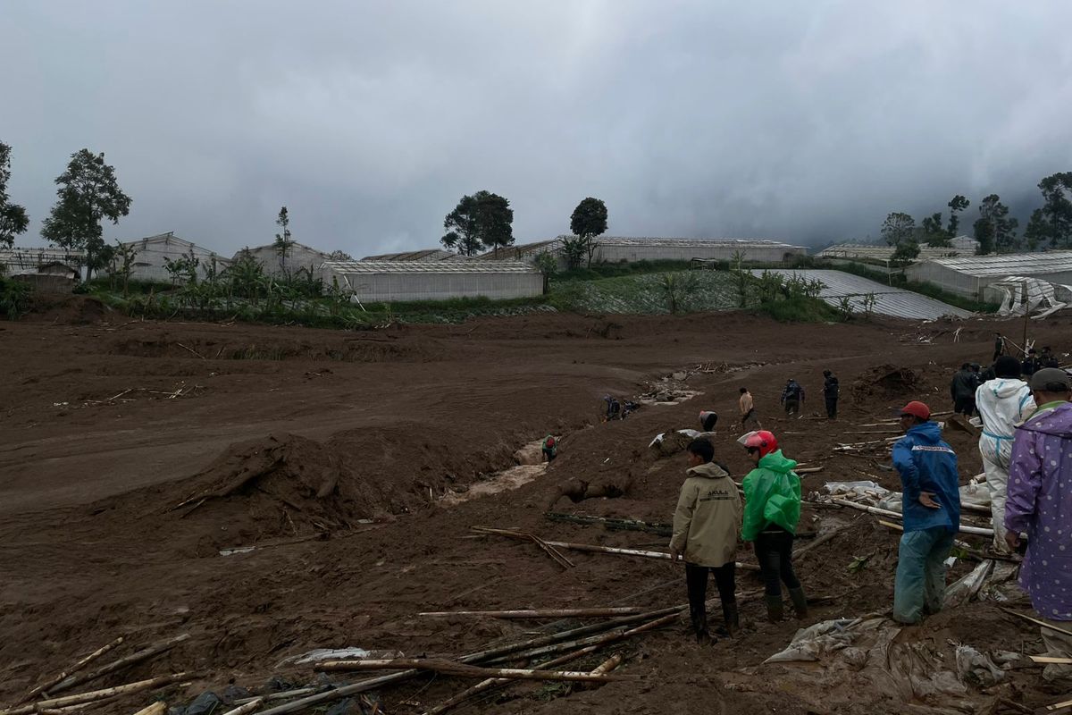 Bandung Barat, Longsor Bandung Barat: 10 Tewas, 89 Hilang, Balita 2 Tahun Selamat di Atas Genting