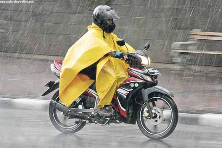 jas hujan, jas hujan ponco, Pakai Jas Hujan Model Ponco Bisa Picu Kecelakaan