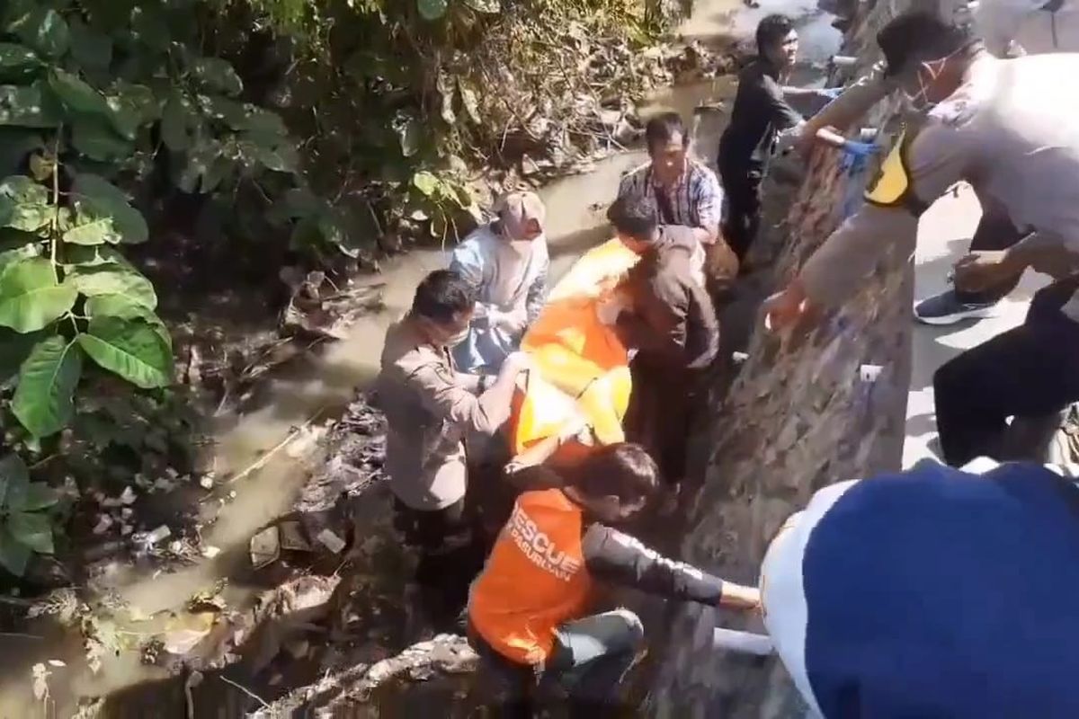 Malang, Pasuruan, Probolinggo, Polres Probolinggo, Anggota Polisi di Probolinggo Bunuh Adik Ipar, Sempat Berpura-pura Mengurus Jenazah Korban, Identitas Korban Terungkap, Oknum Polisi Diamankan, Sempat Berpura-pura Mengurus Jenazah, Dugaan Motif dan Hasil Otopsi, Resmi Jadi Tersangka dan Pelaku Lain Ditangkap