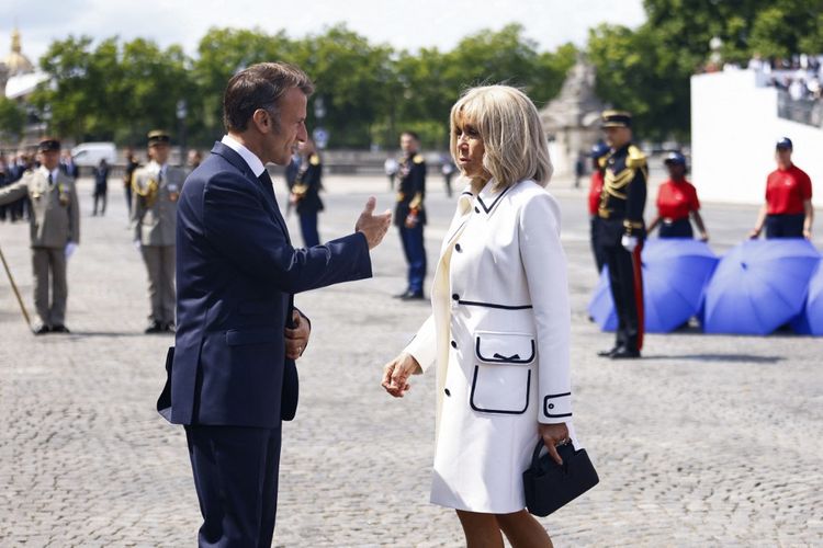 Ibu Negara Perancis, Brigitte Macron, Bastille Day, Gaya Brigitte Macron, Emmanuel Macron, Presiden Perancis, emmanuel macron, ibu negara perancis, bastille day adalah, busana brigitte macron, gaya brigitte macron, Gaya Brigitte Macron di Bastille Day 2025, Pakai Coatdress Putih