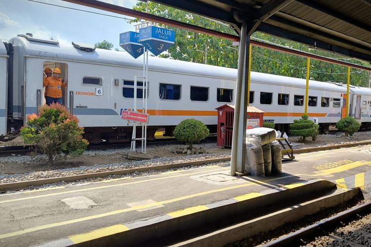 sanksi merokok di kereta, bahaya merokok di kereta api, aturan kawasan tanpa rokok KAI, ibu hamil terkena asap rokok, risiko rokok bagi anak-anak, rokok elektrik bahaya atau tidak, usulan gerbong khusus merokok DPR, larangan merokok di kereta api Indonesia, Usulan Gerbong Merokok di Kereta, YLKI: Langgar UU Kesehatan dan Bahaya bagi Ibu Hamil, YLKI: gerbong merokok langgar UU Kesehatan, Turunkan kualitas layanan dan perlindungan konsumen, Bahaya asap rokok bagi ibu hamil dan anak-anak, Rokok elektrik sama bahayanya, Usulan gerbong merokok dari DPR